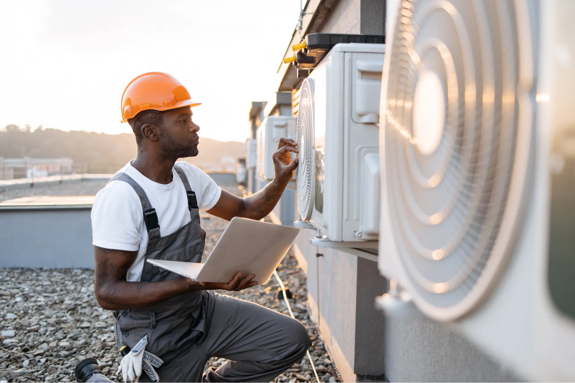 img-hvac-technician-working-on-roof